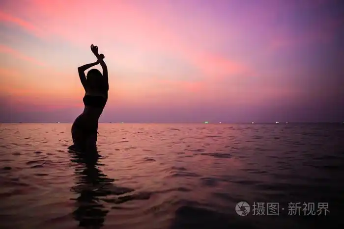 晚上游泳照片-正版商用图片1iwuk1-摄图新视界