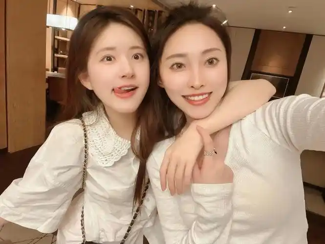 赵露思|蒋依依探班赵露思!请《偷偷藏不住》剧组喝奶茶,却被质疑炒作?