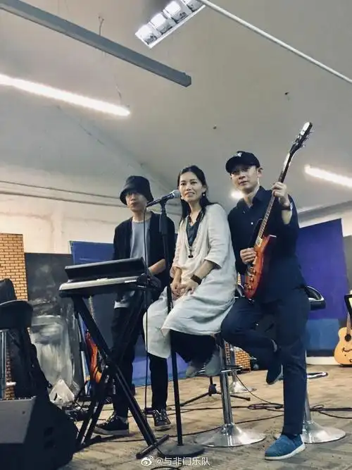 与非门乐队主唱蒋凡离世乐队悼念那些美好的声音就已挺好