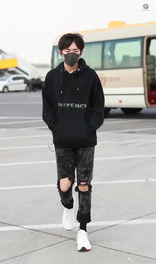 易烊千玺身穿黑色卫衣 破洞裤,今日北京出发上海