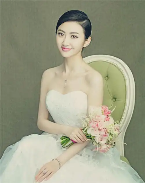 景甜甜美白色婚纱写真 清新素雅端庄迷人