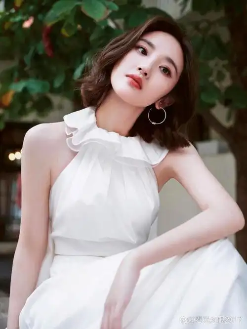 朋友们,你们看过唐艺昕穿白色礼服的样子吗?