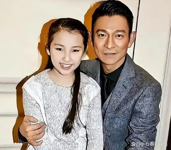 刘德华父亲遗体告别,华仔紧牵妻子现身,11岁女儿穿长裙颜值抢镜