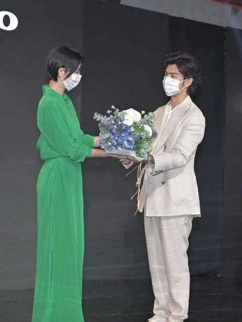 桂纶镁久违亮相,踩cm驴蹄鞋比例太惊艳小头小脸,头身比实在太优越