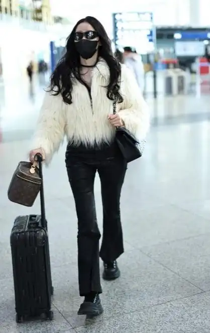 张天爱北京机场现身黑白搭配彰显奢华感