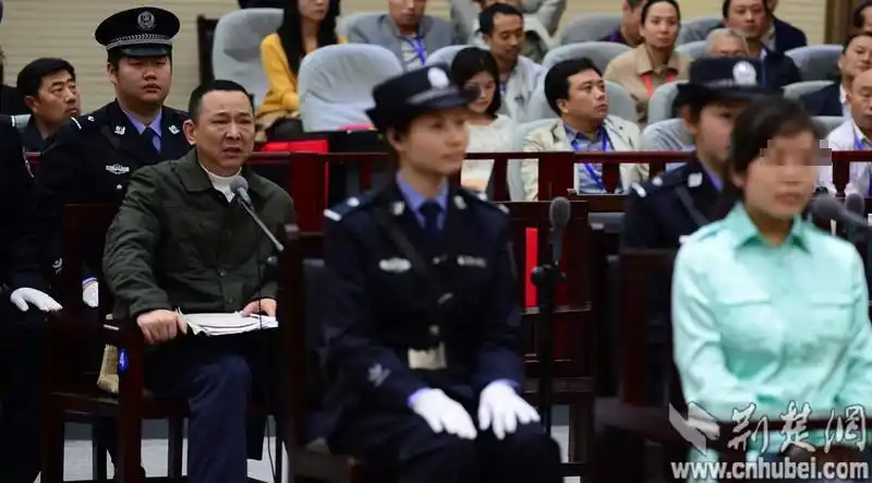 刘汉受审否认为280万犯罪,情绪失控.