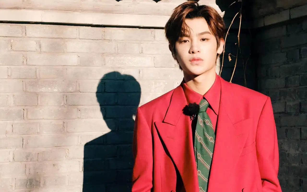 黄明昊慵懒街拍图片桌面壁纸-大陆明星-手机壁纸下载-美桌网