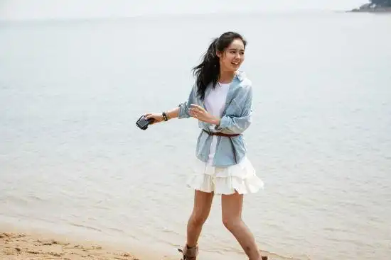 图文:韩佳人广告照--韩佳人海边嬉戏