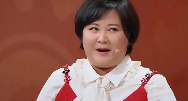 瘦身后的贾玲衣品越来越出众,小外套白t恤充满青春气息