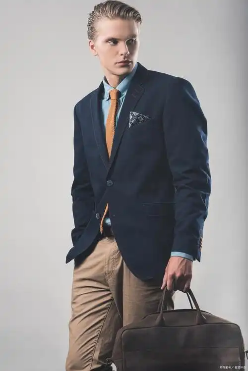 男士职业装穿搭:如何加入一些小细节来增加个人特色?