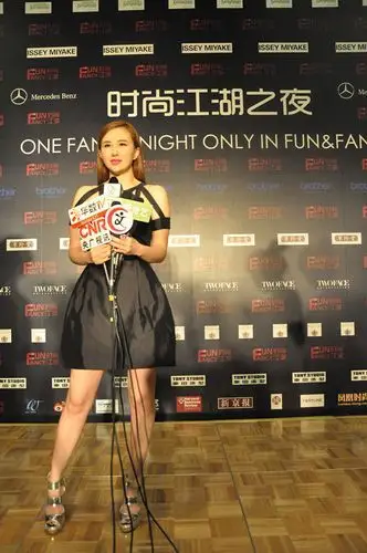 孟瑶出席时尚江湖之夜 黑色礼服俏丽性感