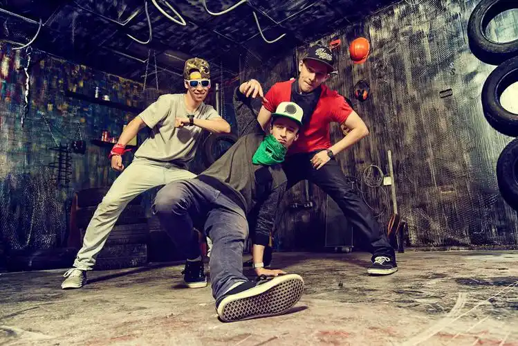 现代舞蹈演员跳舞在车库里城市的生活方式嘻哈一代活力青春活力