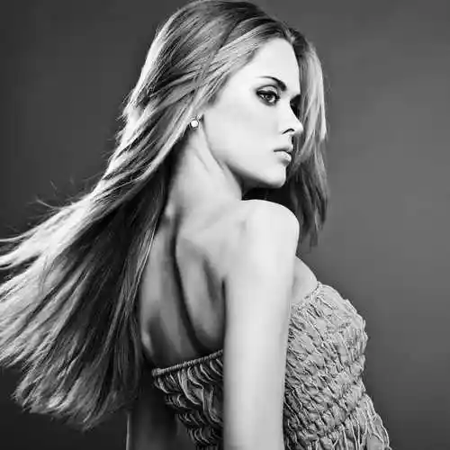 侧身露出美丽背线的时尚女孩