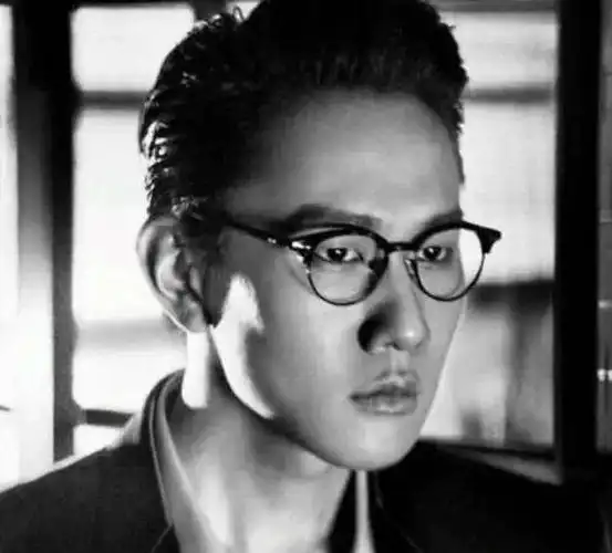 01 露额头的短发