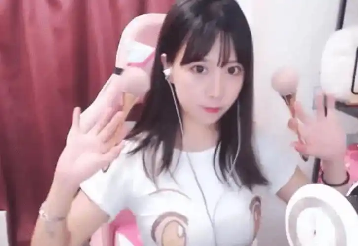 00后女主播穿动漫t恤,当她挺起胸膛后,网友:跪求衣服链接