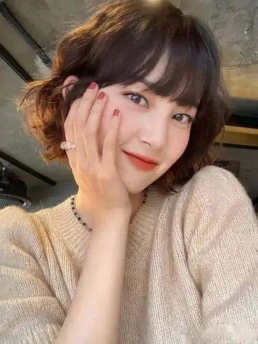 百看不厌冬短发烫