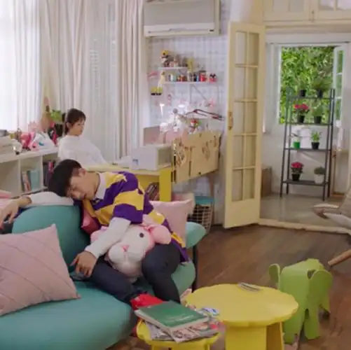 整个房间色彩缤纷,正如佟年这个人一样给人一种阳光积极的感觉.