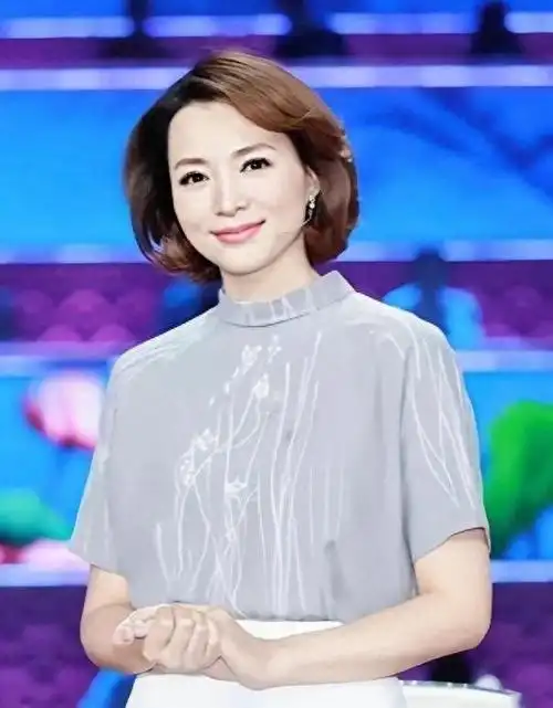 董卿不愧"最美主持人",不穿奢华,不显老不扮嫩,特优雅迷人