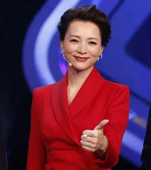 多年前,卓伟曝光了一张照片,上面是董卿和密春雷一起享用冰淇淋的情景