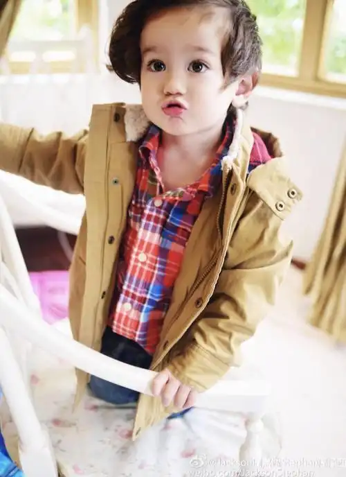 同样是粉嫩粉嫩的背带裙……94图源:jackson周嘉诚微博又卷又萌的小