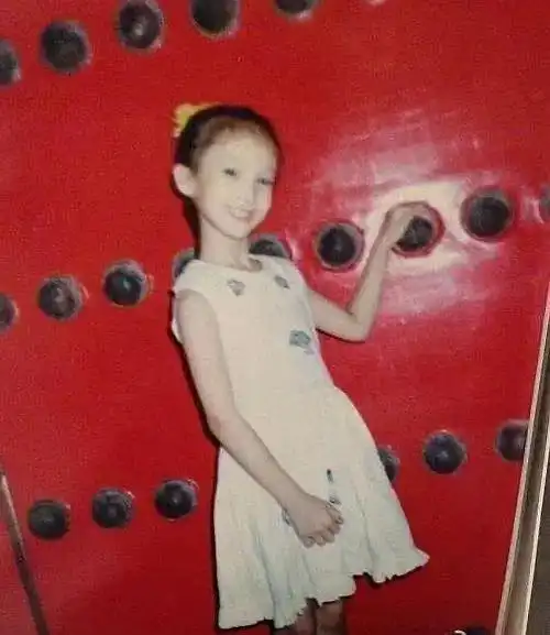 黄圣依小时候绝了,头型脸型美得很突出,钟丽缇和考拉一模一样啊