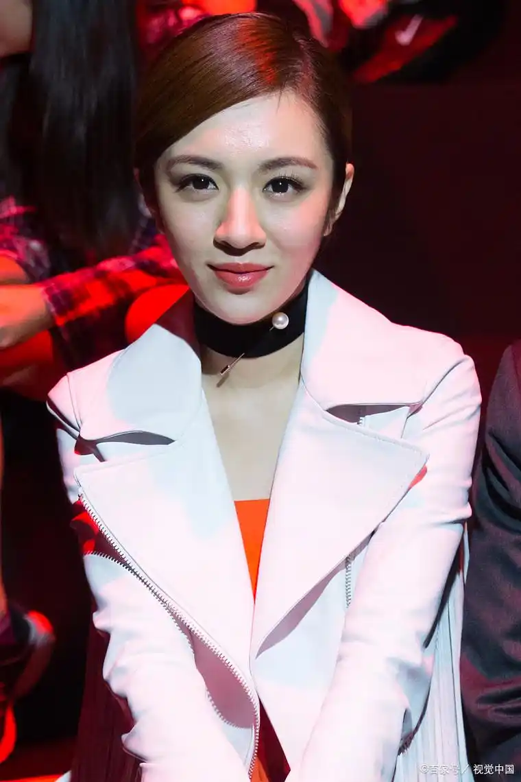 王晓晨深夜醉酒抽烟?