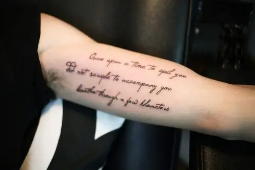 唐先生左臂大段人生哲理英文字母图案_深圳纹身店哪里最好_价格比较好