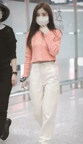 于是很多人就爱拿鞠婧祎的身高调侃,甚至有的人会说150cm都没有.