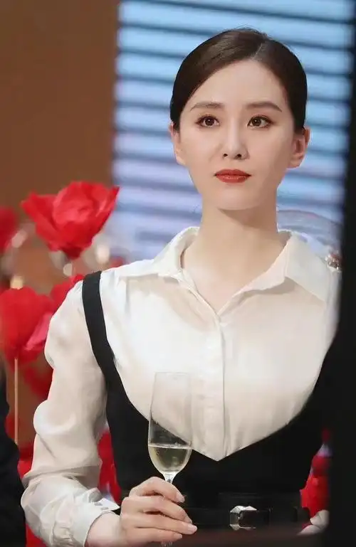 刘诗诗帅起来没谁了白衬衫配黑色背带马甲低扎马尾又酷又美