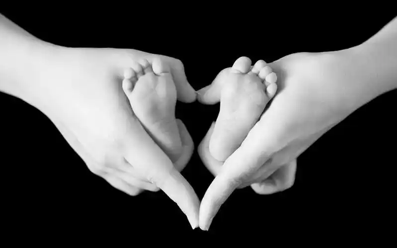 大手小脚母爱唯美意境壁纸