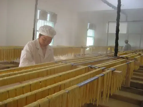 兰爱珍 工作照四(兰爱珍在豆腐皮生产车间).jpg