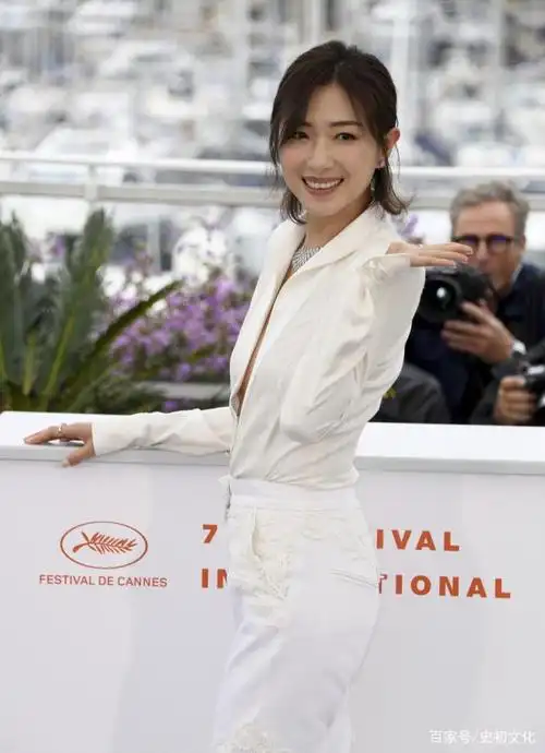图一是女神万茜,穿白色的上衣配白色的长裤,女人味十足!