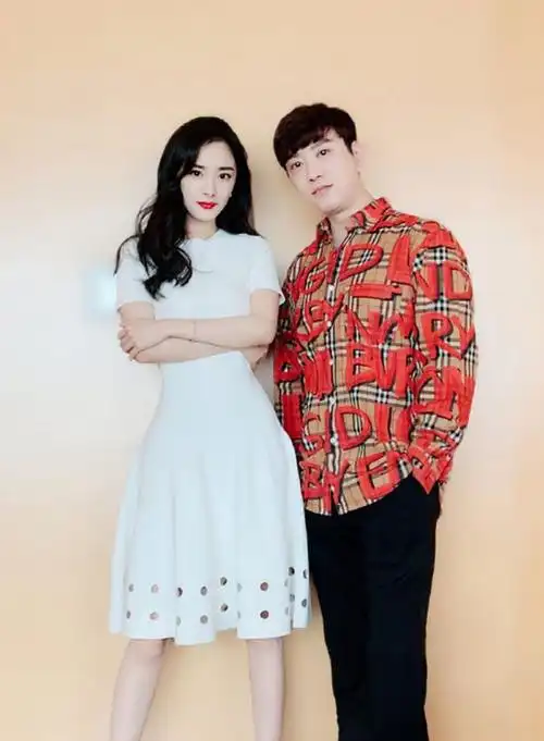 杨幂和男友人亲密依偎合影轻托下巴娇笑似少女