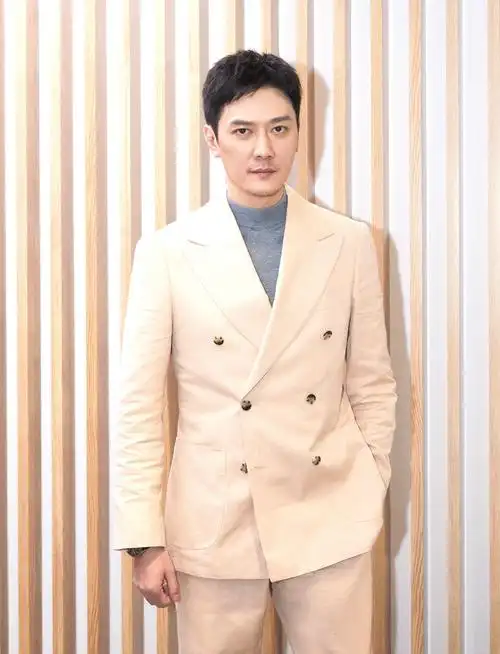 冯绍峰亮相活动留胡渣颜值回春与不久前瘦脱相模样大不同