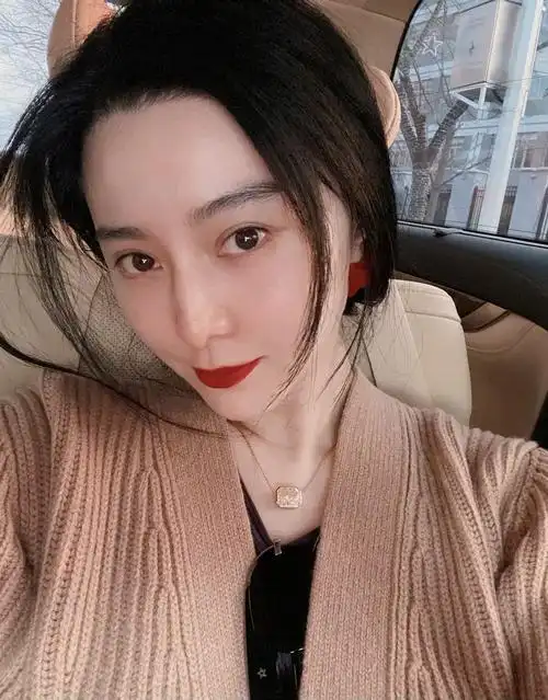 40岁范冰冰再晒自拍红唇性感眼神妩媚颜值不受丑闻影响