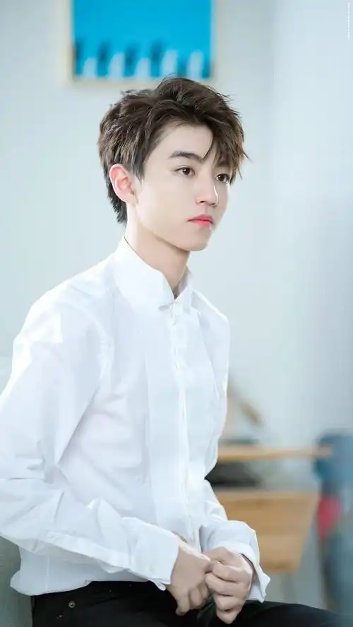 男孩子就要穿白衬衫