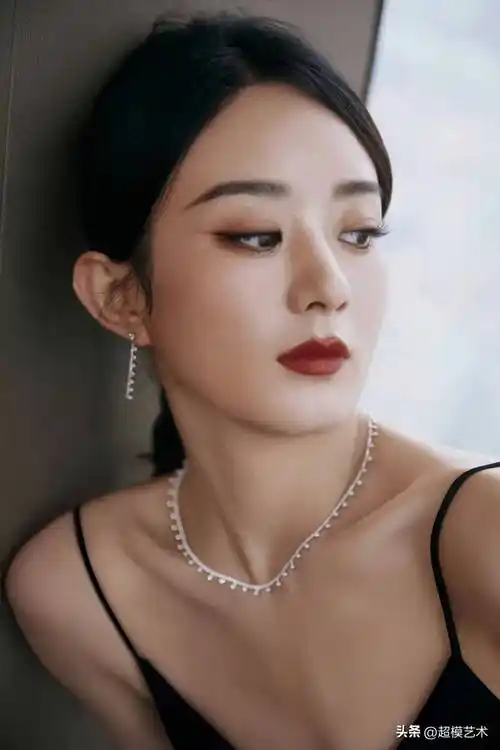 赵丽颖时尚写真图黑色吊带礼裙简洁优雅,烟熏妆妩媚迷人_化妆_造型