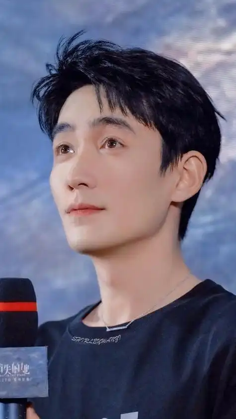 桃花眼总带着一丝梦幻,似乎每一个眼神都充满了诗意.