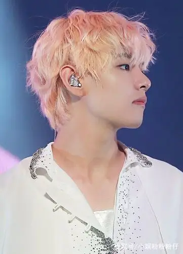 防弹少年团:金泰亨的美貌认证,粉色头发和香肩美背你爱哪个?