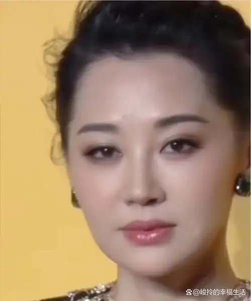 照片中,许晴穿着一袭简约经典的黑色蕾丝修身裙