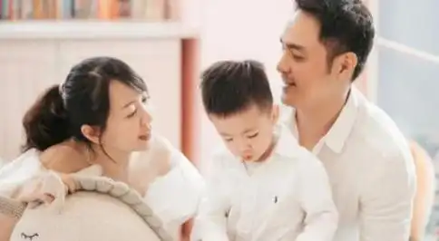 明道定居上海与老婆穿情侣装看房王婷萱怀抱女儿不插话好温柔