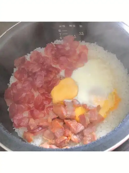 封控在家,做饭也成了打发时间的一种方式了今天做了电饭煲煲仔饭,成功