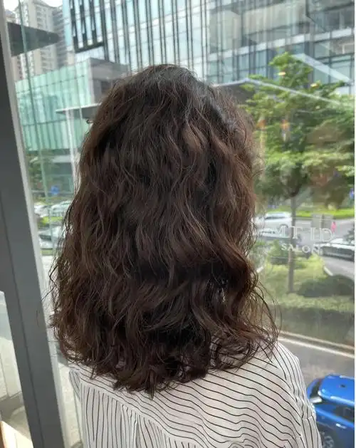 女人一过35岁,发型就选烫卷卷,洋气时尚很美满