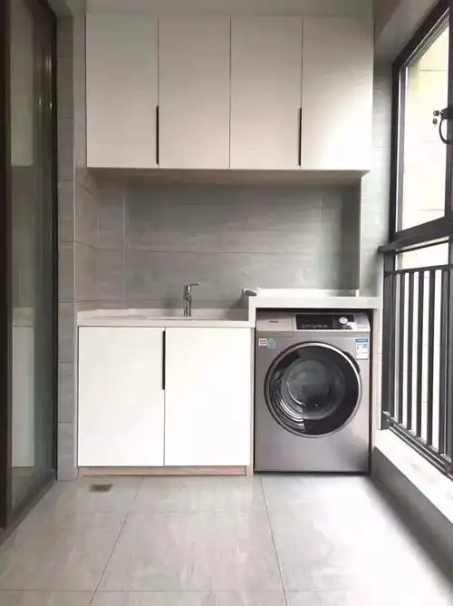 备用洗衣液等物品可以装个吊柜放起来,尤其是休闲生活两用的阳台,保持