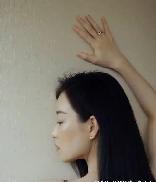 "侧颜女王"倪妮登时尚杂志,"珍珠妆"复古优雅,彰显时尚女时尚_白色