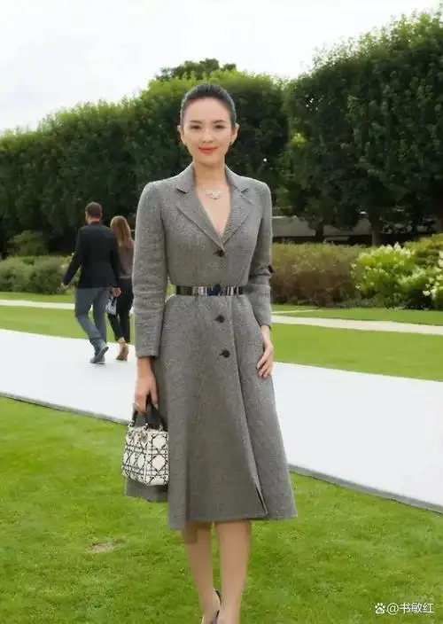 章子怡穿搭小技巧:灰色风衣的搭配,突出优雅感章子怡在私下活动中常常