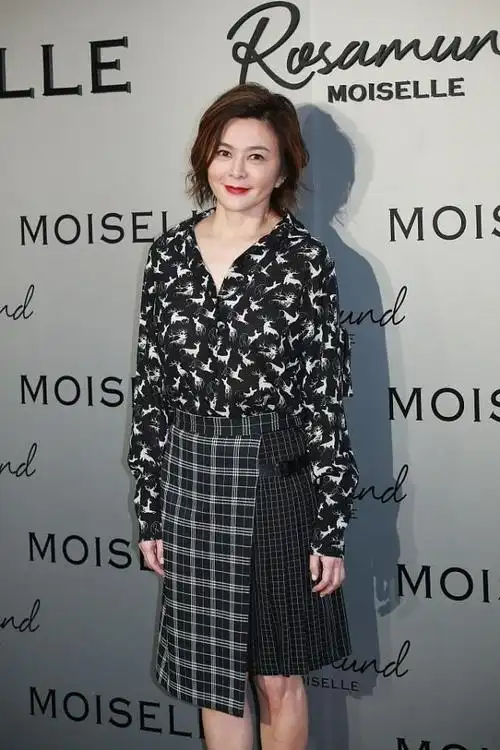 关之琳自然老去的样子真美啊身穿黑色衬衫配黑裙淡妆好优雅