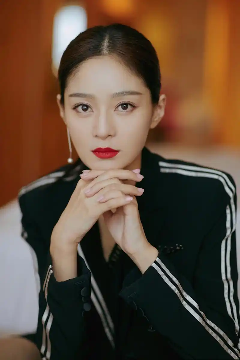 王媛可写真美图:花容月貌,气质出众