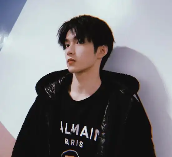 老师晒刘耀文上课照,穿白衬衫像极了言情小说男主,素颜真帅