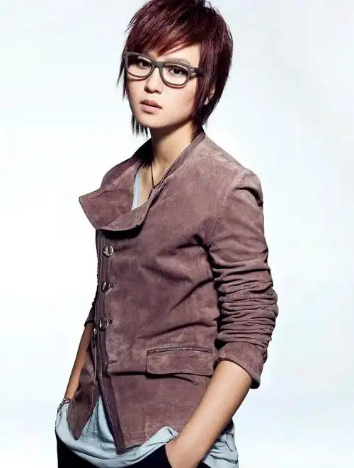 2005年,正在读大二的周笔畅报名参加了《超级女声》.